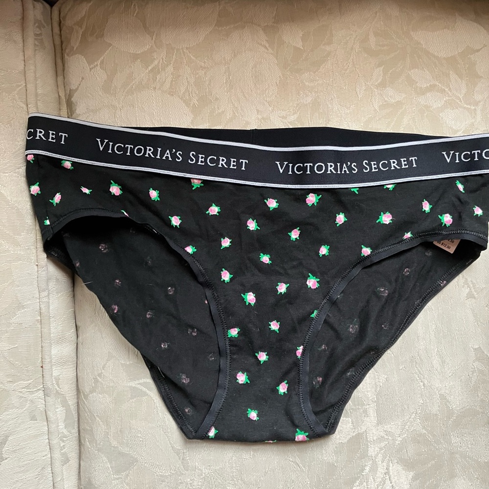 NWT Victoria’s Secret Rose 🌹 print Hiphugger underwear, medium